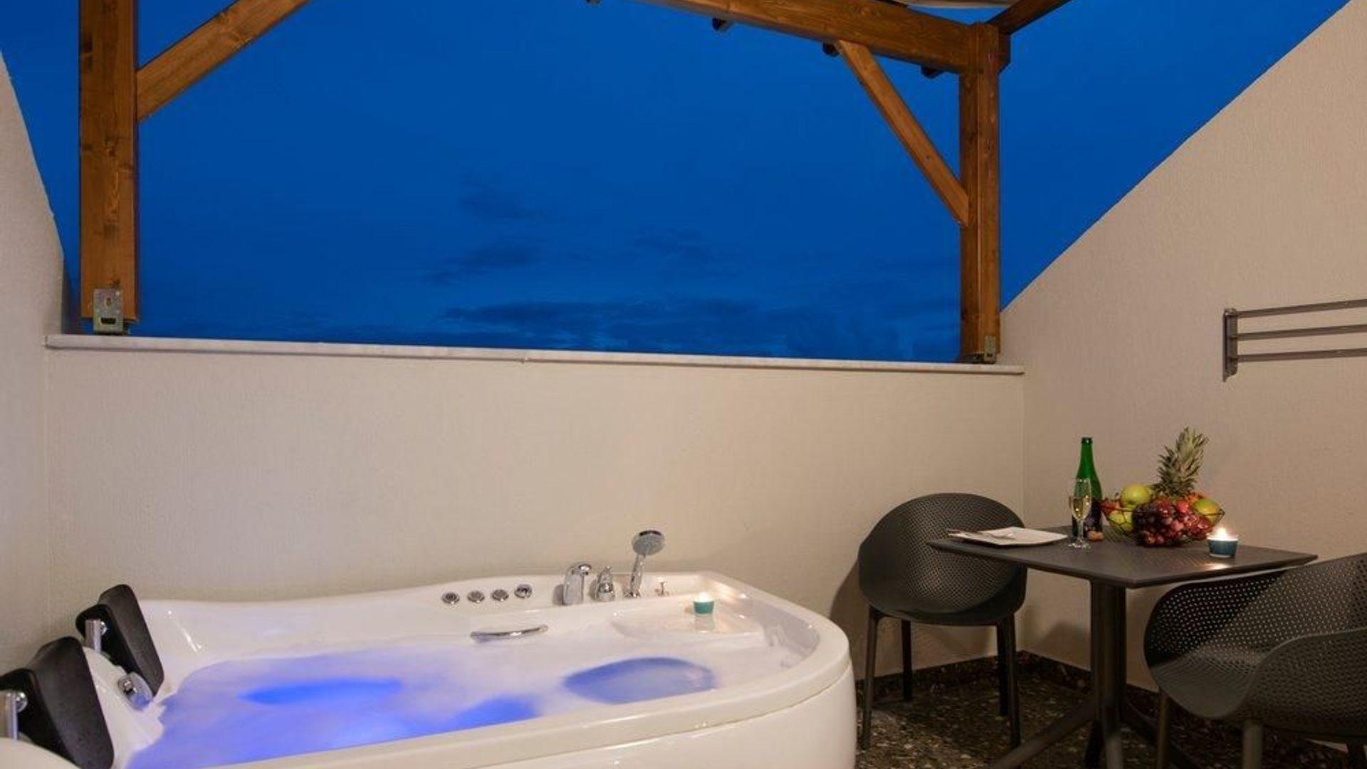 A Suite Side jacuzzi