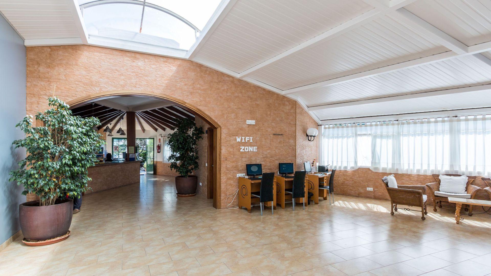 Apartamentos los Lentiscos by Mij lobby