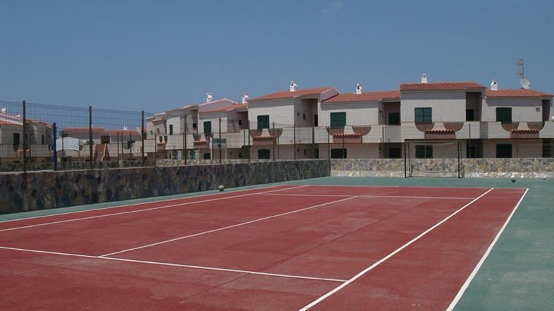 Apartamentos los Lentiscos by Mij tennis court