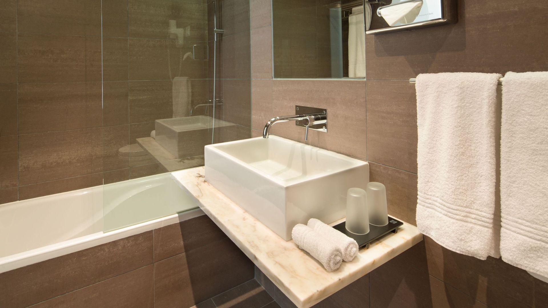 Monchique Resort & Spa bathroom