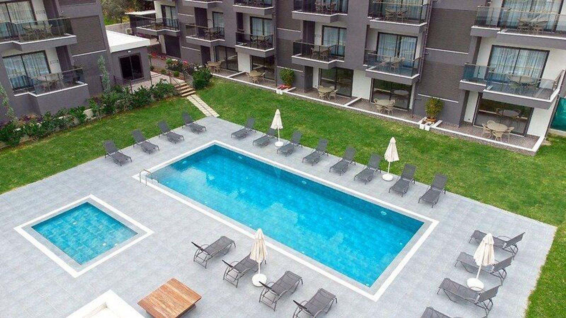 A Suite Side pool